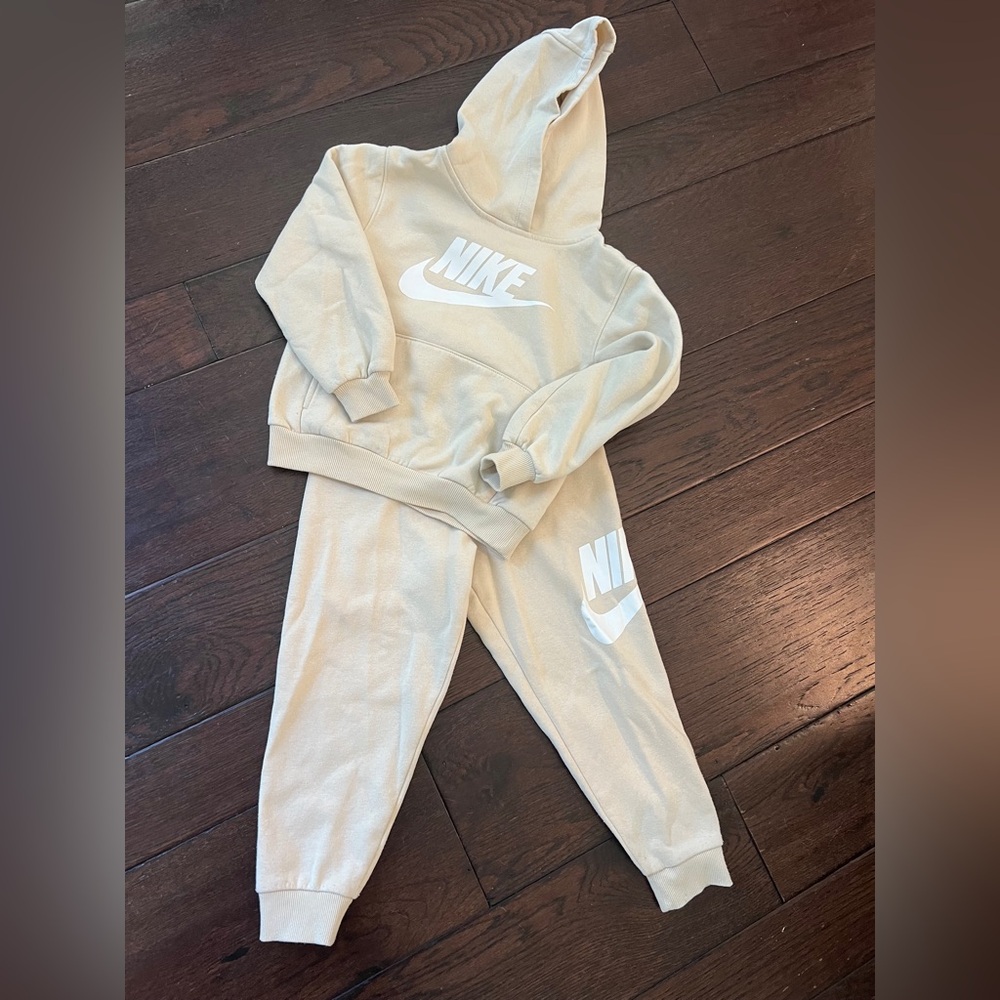 Nike Tan and White Matching Sweatpants Joggers Set - Picture 3 of 5